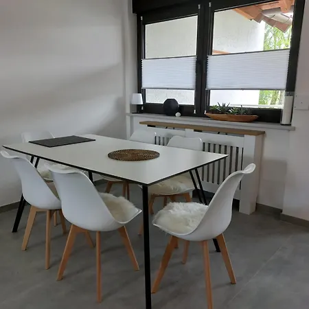Stilvolle Zwei Etagenwohnung, Parkplatz Apartment